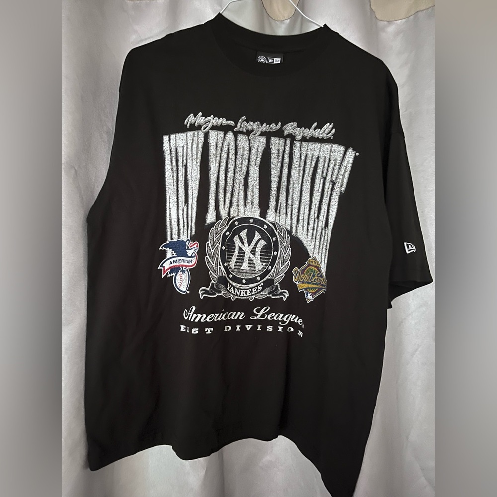 New York Yankees New Era Men's
Oversized Essentials T-Shirt Sz L. VGUC
